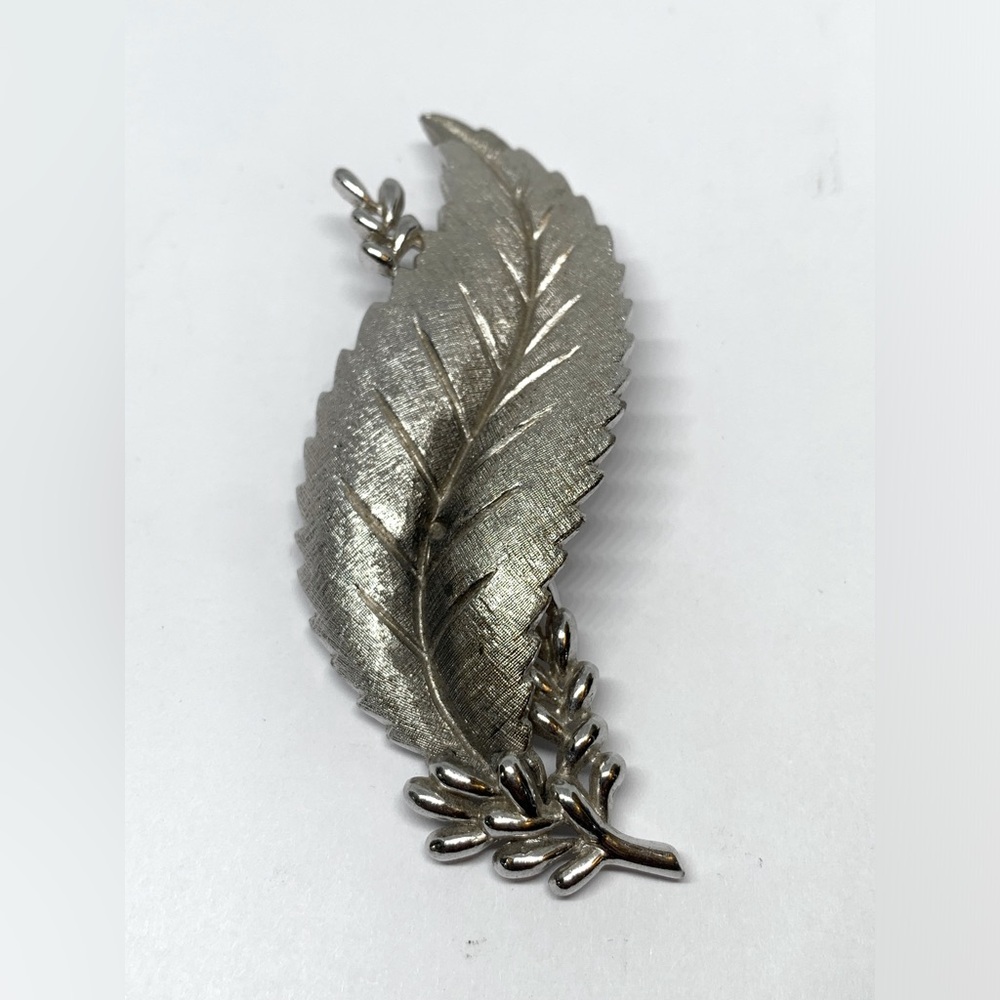 CROWN TRIFARI Brooch Pin Brushed Silver Tone Leaf Berries 3 1/2" Tall Vintage - Picture 1 of 7